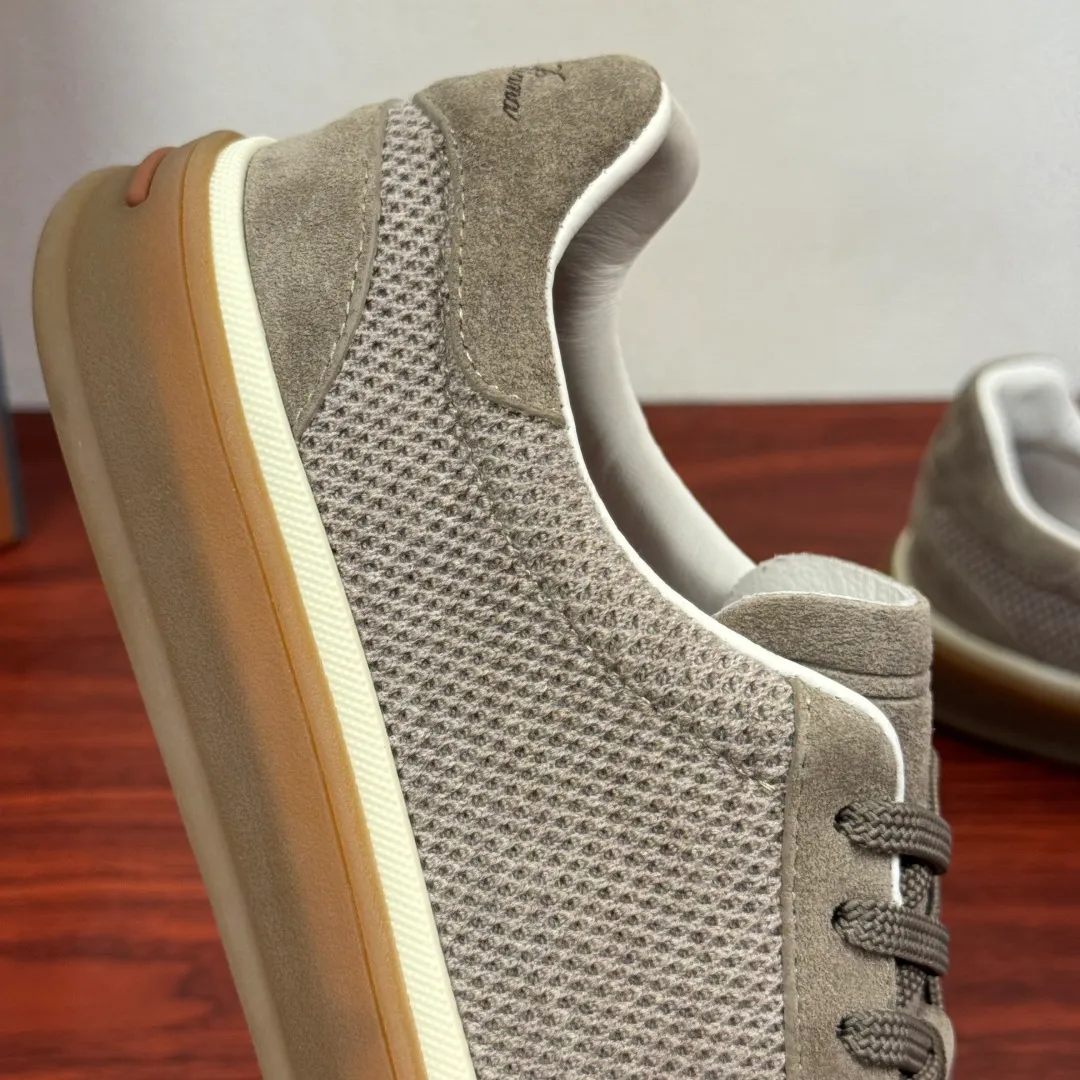 Batch 740 Loro Piana Tennis Walk men's moral training sneakers! These new textured leather tennis shoes feature an ultra-low-top design for year-round wear and are water-resistant. The wrapped sole creates an effortlessly attractive color combination that harmoniously blends functionality with understated style. The ideal footwear option for urban dressing. The heel is decorated with a soft calfskin tongue with Kummel color inserts and an embossed LP logo. Cotton shoelaces. Material: Upper: Gray woven stitching with cowhide accents! Sole: Rubber lining: Cow leather original rubber sole, excellent foot comfort, complete package! Size: 39-40-41-42-43-44 leather shoe size (can be customized to 38.4546) Item number: FAM1316 white gray